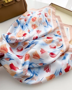 Vista dettagliata di un foulard in seta con tulipani color pesca e motivi acquerello