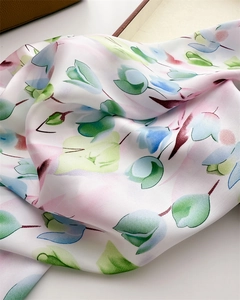 Dettaglio della sciarpa in seta con elegante stampa a tulipano e trama satinata