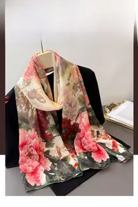 Détail d'un foulard élégant en soie avec imprimés pivoines roses et papillons