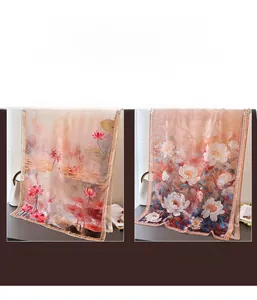 Vue détaillée de foulards en soie avec motifs de fleurs de lotus et de pivoines