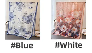 Vue détaillée d'écharpes à imprimé floral en bleu et blanc avec des motifs élégants