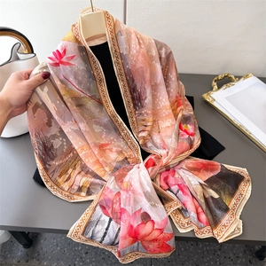 Élégant foulard long léger pour femmes avec motifs artistiques de lotus et fleurs