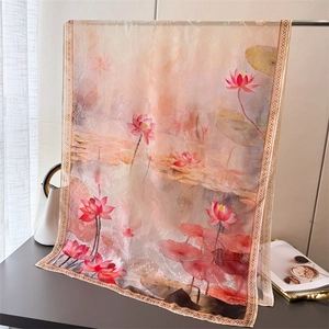 Détail d'une écharpe élégante en soie semi-transparente avec lotus rose et motifs floraux