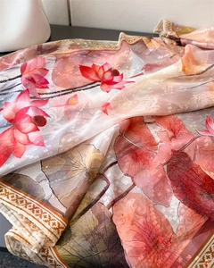 Détail macro d'une écharpe en soie élégante avec lotus rose et motifs d'art à l'encre