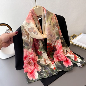 Élégant châle floral léger avec motifs de fleurs roses et papillons pour l'été