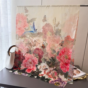 Écharpe en soie à motif floral de pivoines et oiseau suspendue sur un cintre
