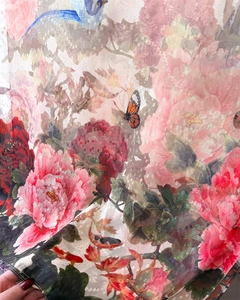 Détail d'une écharpe en soie avec pivoines et paillettes sur tissu transparent