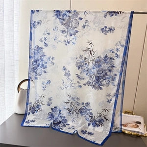 Détail d'une écharpe en soie à imprimé floral bleu avec motifs élégants de porcelaine fine