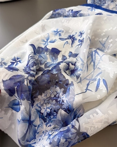 Vue macro détaillée du tissu léger de l'écharpe fleurie bleue avec texture jacquard