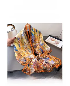 Détail d'un foulard en soie élégant avec motifs orientaux traditionnels et couleurs vives