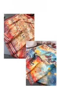 Détail d'une écharpe en soie avec motifs de chameaux du désert et paysages d'art