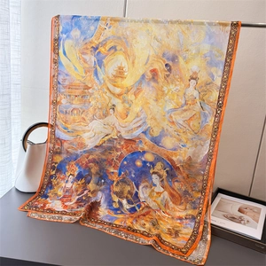 Détail d'un châle en soie style Dunhuang avec motifs dorés de fées et de palais