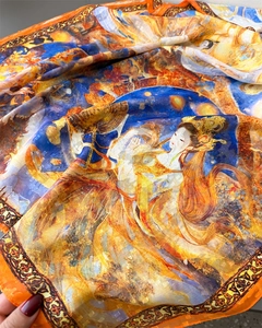 Gros plan d'un foulard en soie avec motifs muraux de Dunhuang et bordure orange