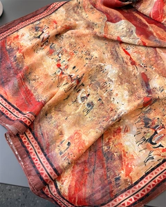 Gros plan sur l'imprimé caravane du désert sur foulard en soie avec bordure géométrique