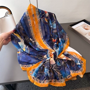 Écharpe artistique en soie avec motifs floraux orange et bleu pour protection solaire