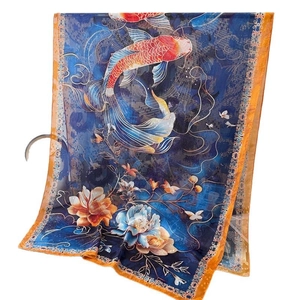 Écharpe en soie bleue et orange avec motif carpe koï et lotus sur support métal