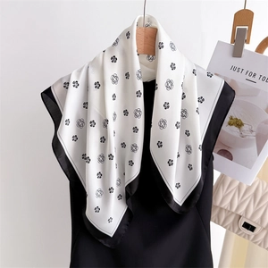 Élégant foulard en soie blanche avec imprimé camélia noir et bordure noire assortie