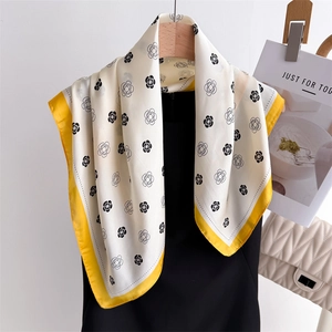 Foulard élégant en soie pour femme avec imprimé camélia noir et bordures jaunes