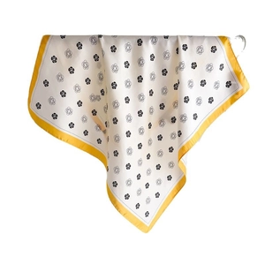 Élégant foulard en soie avec motif camélia noir et bordures jaunes sur fond blanc pur