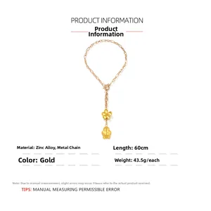 Détail d'un collier de 60cm en alliage de zinc doré avec pendentifs fleur et cloche