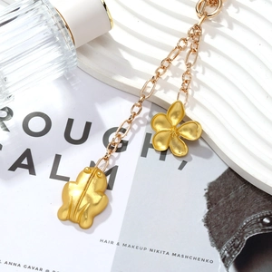 Collier vintage en alliage doré avec pendentifs fleurs et grenouilles et finition premium