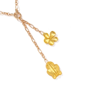 Collier rétro en or mat avec pendentif grenouille et fleur et fermoir à bascule élégant
