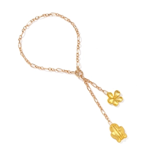 Détails du collier doré à fermoir à bascule avec pendentifs grenouille et fleur