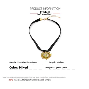 Détail du collier choker œil maléfique avec pendentif soleil strass sur ruban velours