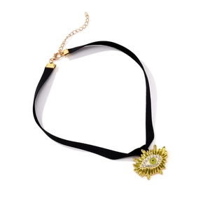 Collier ras du cou en velours avec pendentif œil maléfique doré et strass brillants