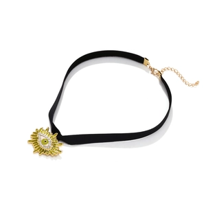 Choker rétro en velours avec pendentif soleil doré et détails en émail vert