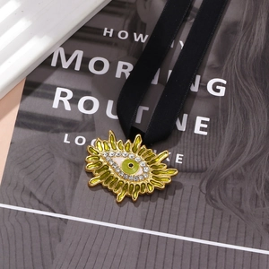 Détail du pendentif œil maléfique rétro avec émail vert et diamants en cristal