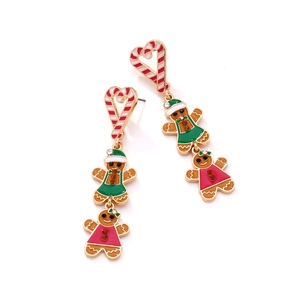 Détail de boucles d'oreilles bonhomme pain d'épice avec émail et strass colorés