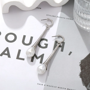 Boucles d'oreilles pendantes en alliage avec perles d'imitation blanches et fini argenté