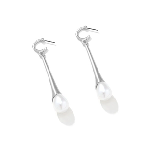 Détail de boucles d'oreilles pendantes en argent avec perles blanches en forme de goutte