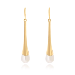 Boucles d'oreilles pendantes dorées à la mode avec d'élégantes perles d'eau douce blanches