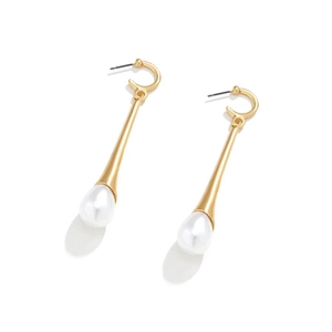 Détail de longues boucles d'oreilles dorées avec tige en métal et perles goutte blanches