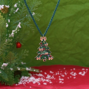 Collier pendentif sapin de Noël avec strass colorés sur une cordelette verte torsadée