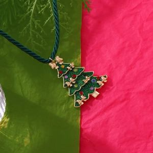 Collier sapin de Noël vert étincelant avec cristaux colorés et nœuds dorés élégants