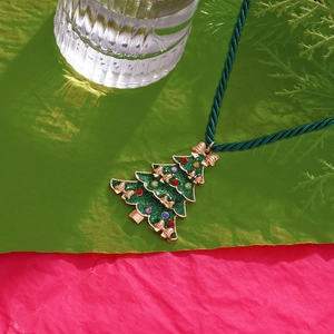 Collier pendentif sapin de Noël avec strass colorés et émail vert sur cordon