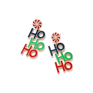 Détails des boucles d'oreilles de Noël avec lettres HO HO HO en émail et motif sucre d'orge