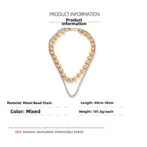 Détail du collier à double chaîne de perles or et argent, avec longueur de 48-58 cm