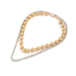 Détail du collier à perles dorées et argentées avec fermoir mousqueton et chaînette