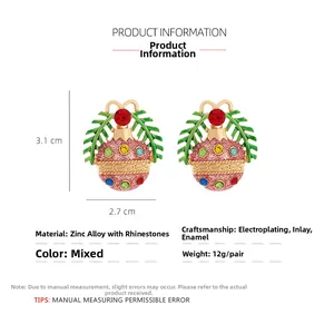 Détails de boucles d'oreilles de Noël avec émail et strass colorés brillants