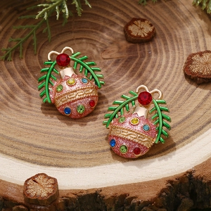 Boucles d'oreilles boules de Noël roses avec strass colorés sur support en bois