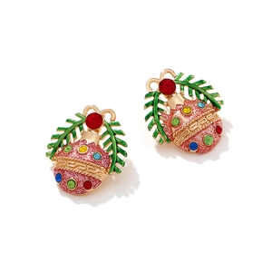 Détail de boucles d'oreilles boule de Noël avec branche de pin et strass colorés