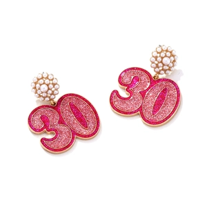 Boucles d'oreilles pendantes numéro 30 avec perles et émail rose pailleté chic