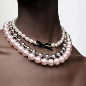Collier multicouche en perles d'imitation et perles argentées avec un nœud noir élégant
