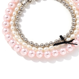 Collier multi-rangs avec perles roses et blanches, billes argentées et nœud en ruban