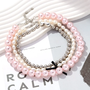 Ensemble de colliers multicouches en perles avec nœud noir et perles métalliques
