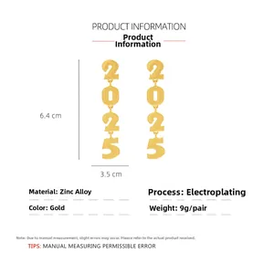 Vue détaillée des boucles d'oreilles 2025 en métal avec 6,4 cm de long et 3,5 cm de large
